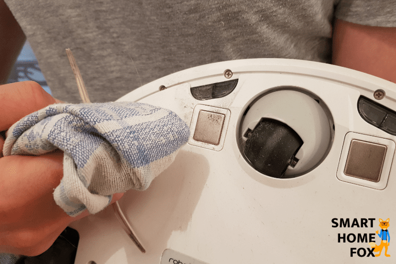 Очистка датчиков тряпкой снизу робота-пылесоса